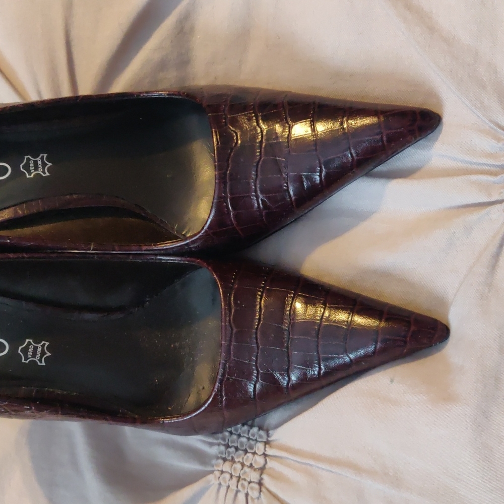 Pointed toe heels
